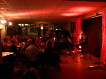 Das Caf�  hat sich in ein kleines Theater verwandelt 